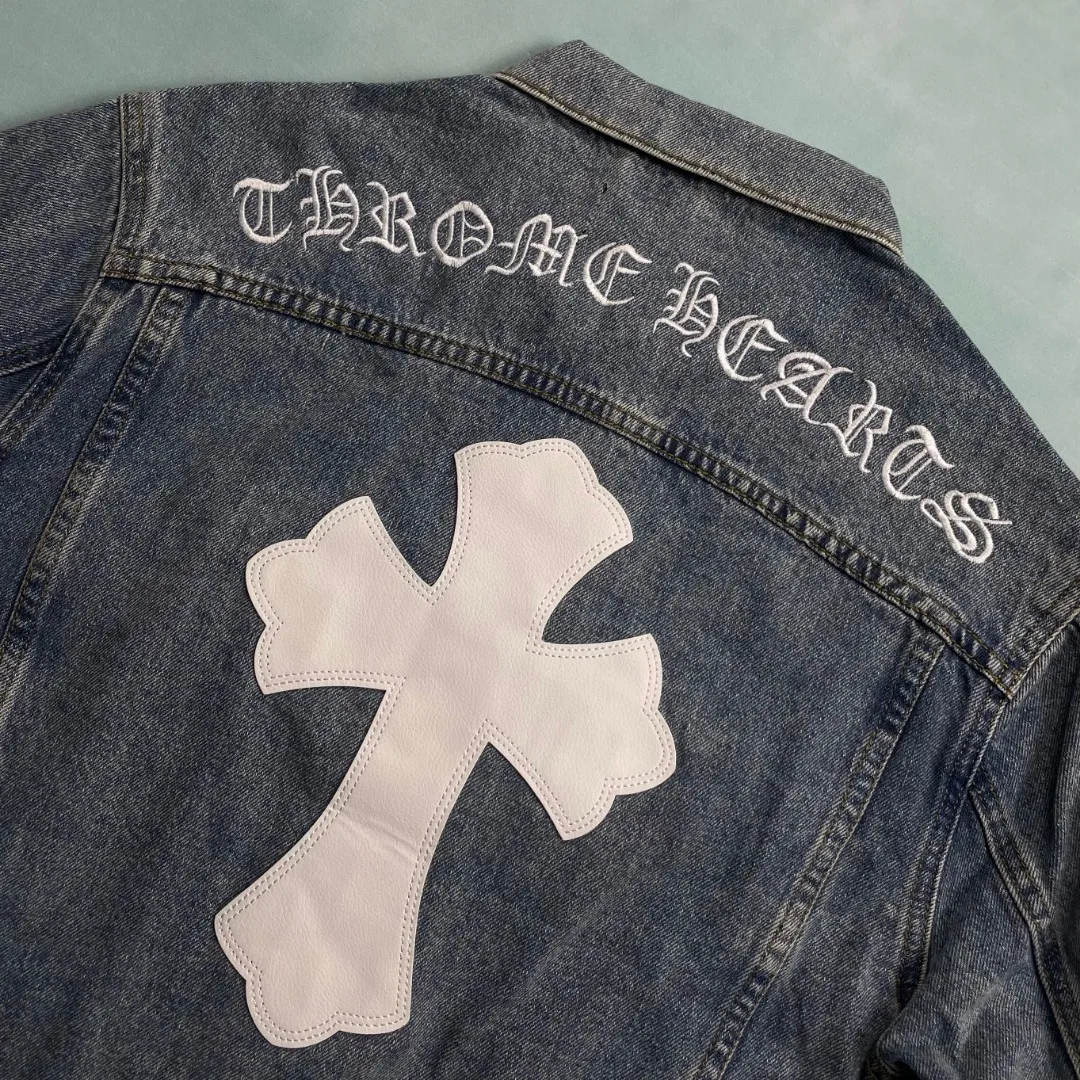 🅿️280 🔘Style No.-KL211 🔘Chrome Hearts𝐂𝐡𝐫𝐨𝐦𝐞 𝐇𝐞𝐚𝐫𝐭 CH Sanskrit embroidered cross patch leather denim jacket* This Chrome Hearts denim piece interprets luxury and trendy craftsmanship with extreme heavy workmanship. Denim fabrics imported from Japan are carefully selected and undergo a high-loss washing process. Each distressed texture retains the natural worn texture, creating a unique vintage tension. The Sanskrit embroidery on the back is presented by Behringer precision machine, and the stitches are three-dimensional and full, restoring the charm of the brand totem. In order to match the distressed aesthetic, everything from the hardware fasteners to the three-label system are independently molded and customized, and the silver thread anti-counterfeiting process is upgraded to ensure full-dimensional reproduction of authentic quality. The iconic cross patch is made of the new season's sheepskin, which is cut with precise laser positioning. The leather is delicate and flexible, forming a texture gap with the microfiber material. The finished embroidery process strictly adheres to brand standards, from leather pre-treatment to stitch length control, fully demonstrating high-grade craftsmanship and presenting unrepeatable collection-level items to fashion players.  Size: S M L XL (46.48.50.52) Color: Blue